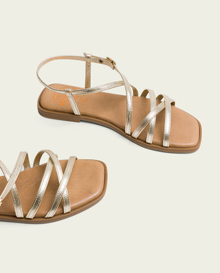 Sandalia plana de piel Bonnie oro