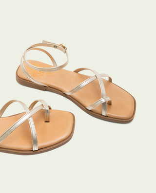 Sandalia plana de piel tiras Bianca oro