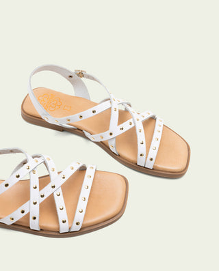 Sandalia plana de piel de tiras con tachuelas Blair blanco