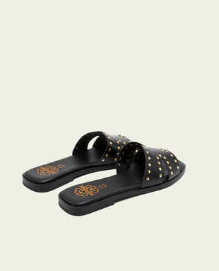 Sandalia plana de piel con tachuelas Becca negro