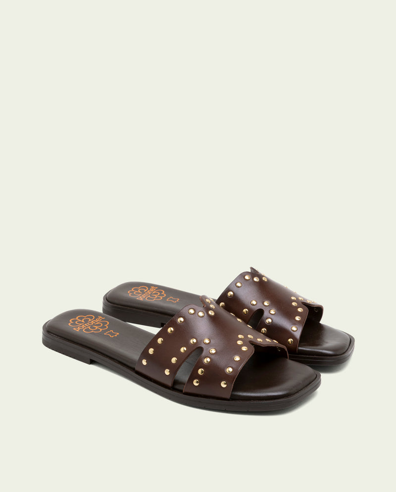 Sandalia plana de piel con tachuelas Becca moka
