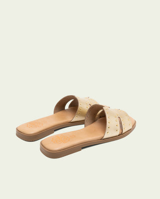 Sandalia plana de piel con tachuelas Becca oro