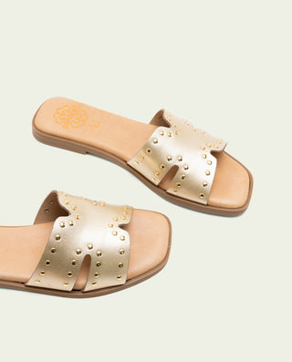Sandalia plana de piel con tachuelas Becca oro