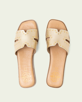 Sandalia plana de piel con tachuelas Becca oro