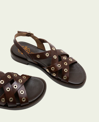 Sandalia plana de piel con tachuelas Chloe moka