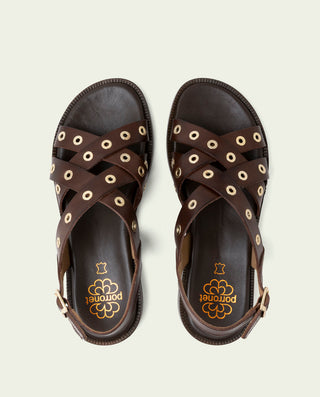Sandalia plana de piel con tachuelas Chloe moka
