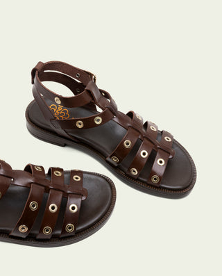 Sandalia plana de piel con tachuelas Catalina moka