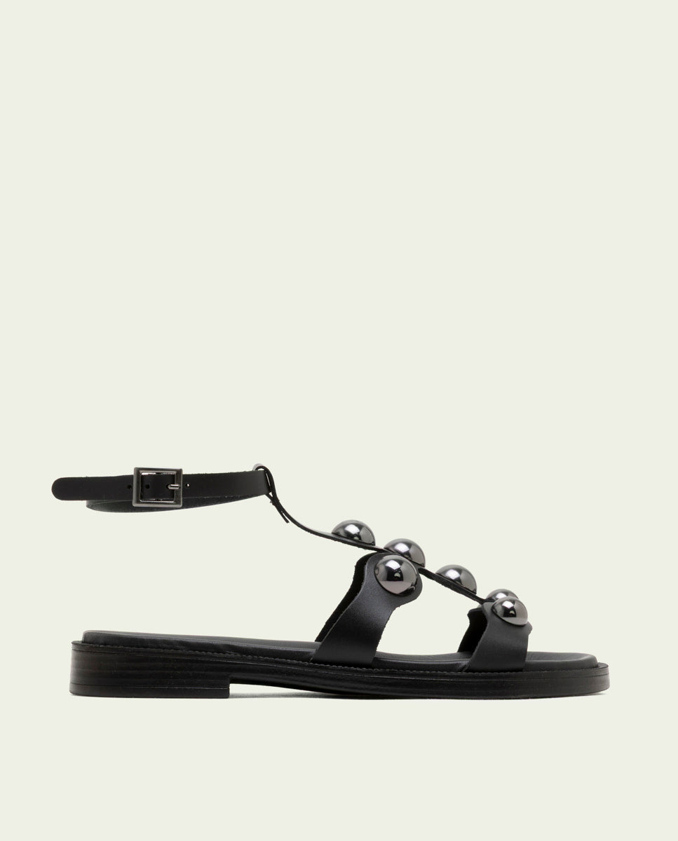 SANDALIA PLANA DE PIEL TACHUELAS CARMEN NEGRO