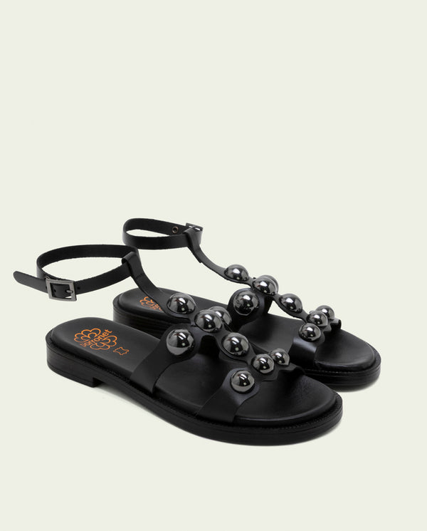 Sandalia plana de piel romana con tachuelas Carmen negro