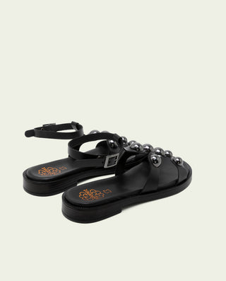 SANDALIA PLANA DE PIEL TACHUELAS CARMEN NEGRO