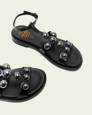 SANDALIA PLANA DE PIEL TACHUELAS CARMEN NEGRO