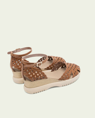 SANDALIA DE CUÑA DE PIEL TRENZADA EVA TAUPE