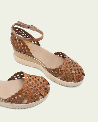 SANDALIA DE CUÑA DE PIEL TRENZADA EVA TAUPE