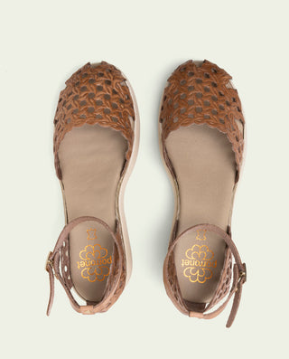 SANDALIA DE CUÑA DE PIEL TRENZADA EVA TAUPE