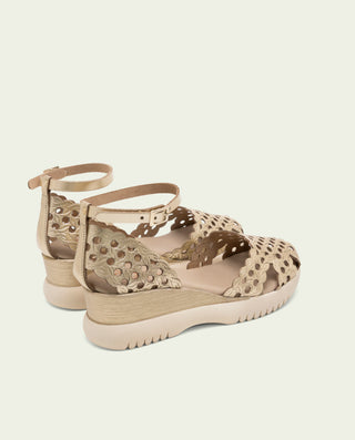 SANDALIA DE CUÑA DE PIEL TRENZADA EVA ORO