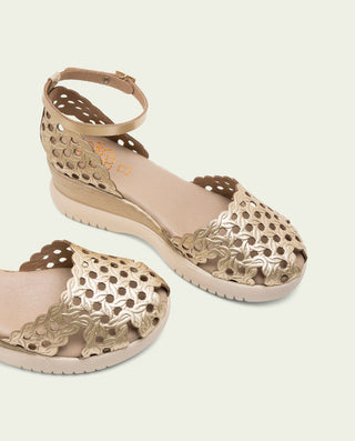 SANDALIA DE CUÑA DE PIEL TRENZADA EVA ORO