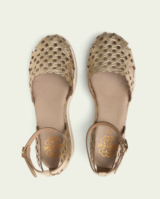 SANDALIA DE CUÑA DE PIEL TRENZADA EVA ORO