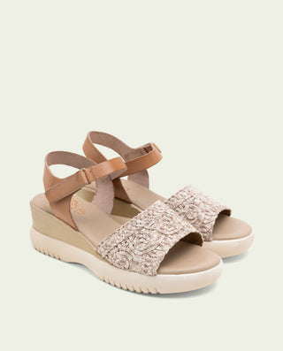 SANDALIA DE CUÑA DE PIEL Y TEXTIL ELSA TAUPE