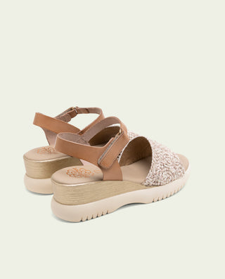 SANDALIA DE CUÑA DE PIEL Y TEXTIL ELSA TAUPE