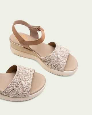 SANDALIA DE CUÑA DE PIEL Y TEXTIL ELSA TAUPE