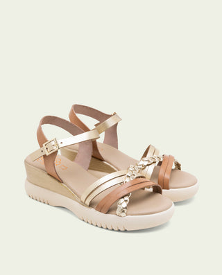 SANDALIA DE CUÑA DE PIEL DE TIRAS EMMA TAUPE ORO