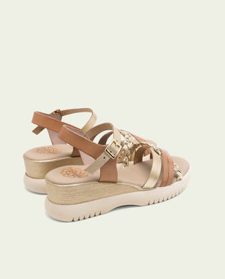 SANDALIA DE CUÑA DE PIEL DE TIRAS EMMA TAUPE ORO