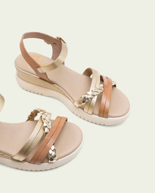 SANDALIA DE CUÑA DE PIEL DE TIRAS EMMA TAUPE ORO