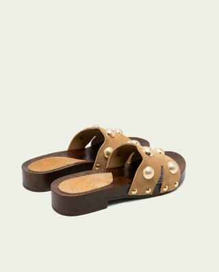 SANDALIA DE TACÓN DE PIEL TACHUELAS GIANNA CAMEL