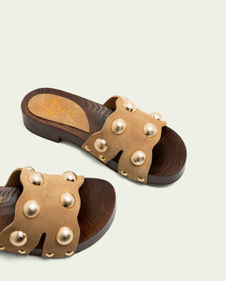 SANDALIA DE TACÓN DE PIEL TACHUELAS GIANNA CAMEL