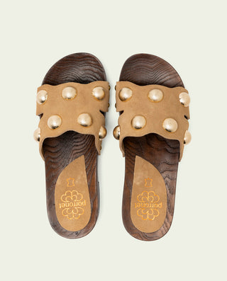 SANDALIA DE TACÓN DE PIEL TACHUELAS GIANNA CAMEL