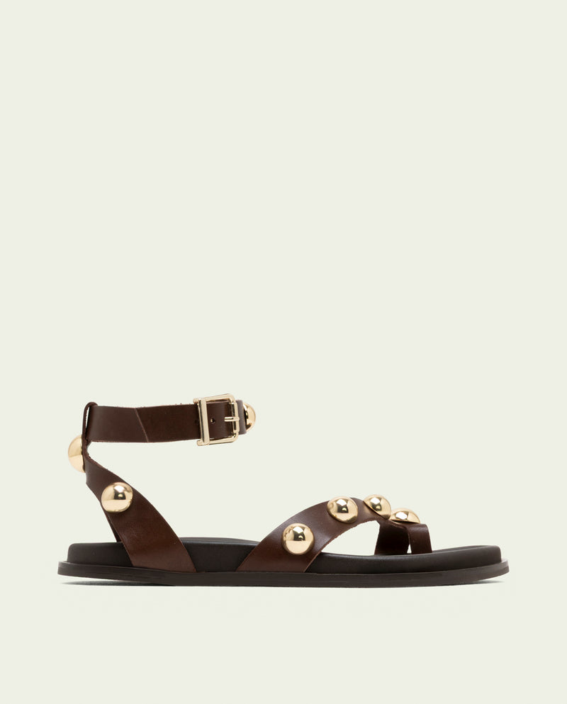 SANDALIA PLANA DE PIEL TACHUELAS HOLLY MOKA