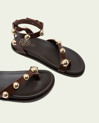 Sandalia plana de piel tachuelas Holly moka