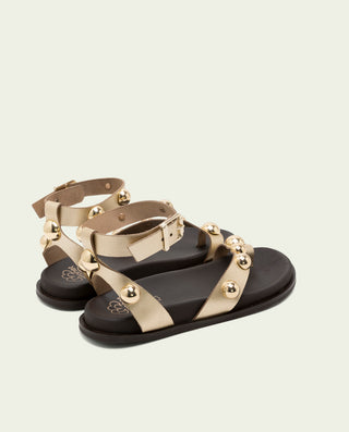 Sandalia plana de piel tachuelas Holly oro