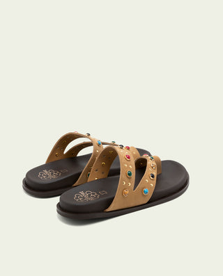Sandalia plana de piel tachuelas Hannah Camel