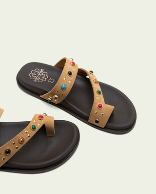 Sandalia plana de piel tachuelas Hannah Camel