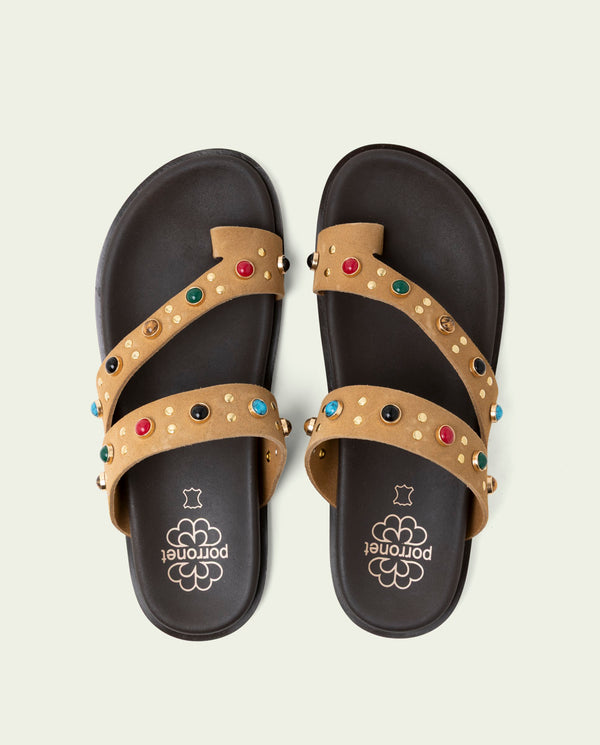 Sandalia plana de piel tachuelas Hannah Camel