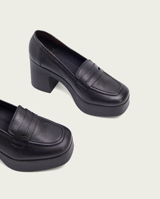 MOCASINES DE TACÓN EN PIEL NEGRA LAIA