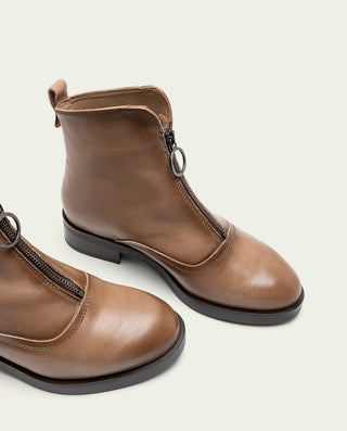 BOTINES DE PIEL TAUPE CON CREMALLERA CENTRAL BEATRIZ