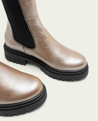 BOTINES DE PIEL METALIZADA PLATINO CON ELÁSTICOS CAMILA