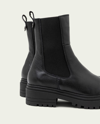 BOTINES DE PIEL NEGROS CON ELÁSTICOS CAROL
