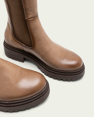 BOTINES DE PIEL TAUPE CON ELÁSTICOS CAROL
