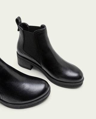 BOTINES DE PIEL NEGRA CON ELÁSTICOS DAFNE