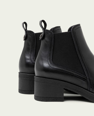 BOTINES DE PIEL NEGRA CON ELÁSTICOS DAFNE