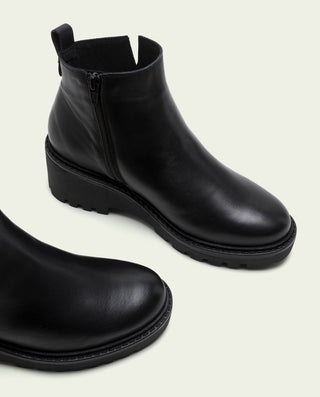 BOTINES DE PIEL CON CUÑA Y CREMALLERA NEGRA ELENA