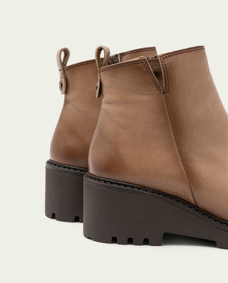 BOTINES DE PIEL CON CUÑA Y CREMALLERA TAUPE ELENA
