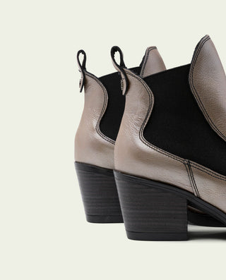 BOTINES COWBOY DE PIEL PLATINO METALIZADA FANNY