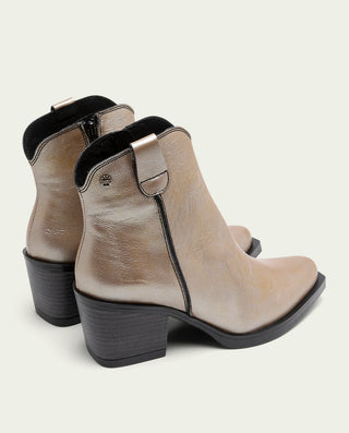 BOTINES COWBOY DE PIEL METALIZADA PLATINO FÁTIMA