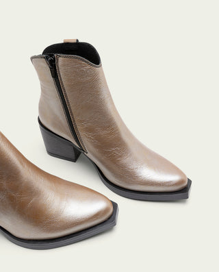 BOTINES COWBOY DE PIEL METALIZADA PLATINO FÁTIMA