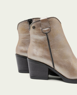 BOTINES COWBOY DE PIEL METALIZADA PLATINO FÁTIMA