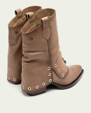 BOTAS DOBLE FAZ DE PIEL TAUPE CON TACHUELAS FLAVIA